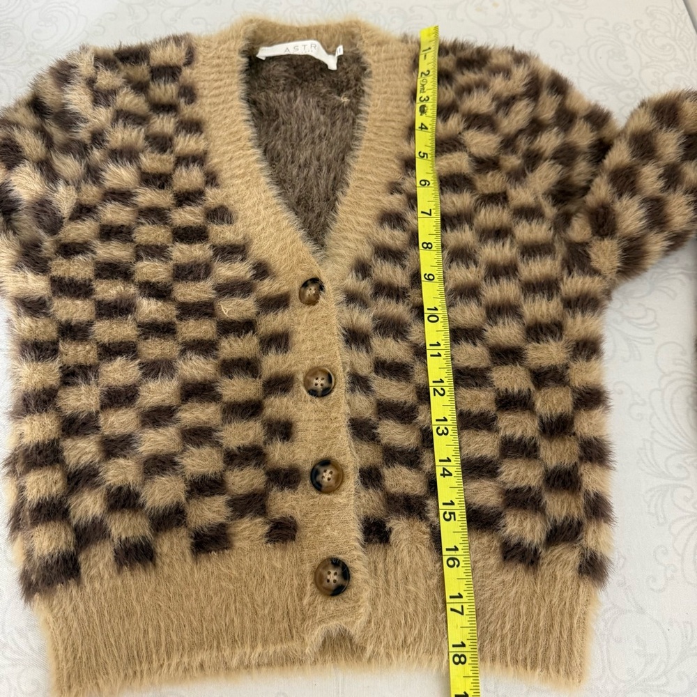ASTR The Label Faux Fur Check Cardigan in Tan & Brown Checked Size Medium - Picture 11 of 12